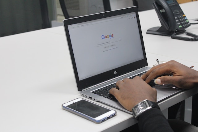 Google、検索結果へのドメイン名とアイコン表示をウェブ検索にも拡大